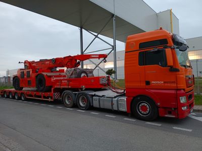 Samochód ciężarowy z naczępą niskopodwoziową do 65 ton